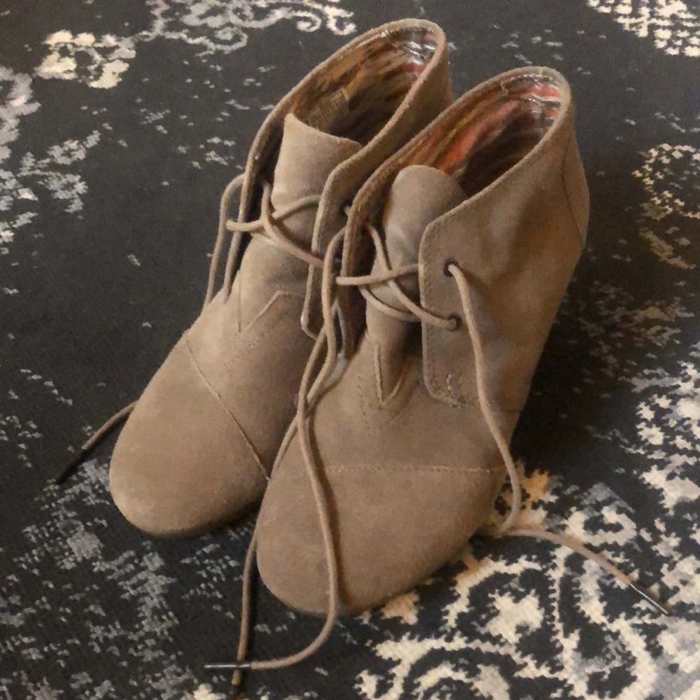 Toms desert wedge suede bootie 8.5